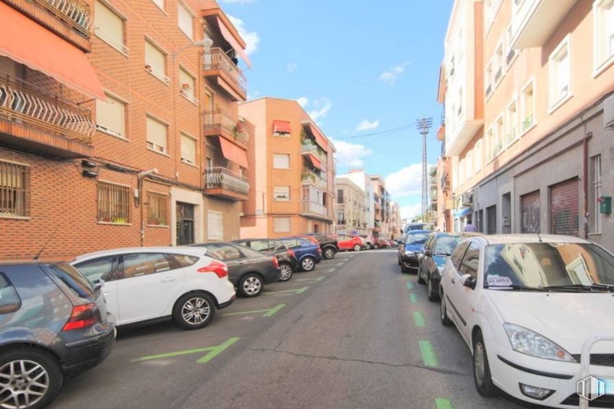 Local en alquiler en Calle Olite, Tetuán, Madrid, 28039 con coche, neumático, rueda, ventana, vehículo terrestre, vehículo, cielo, edificio, durante el día y nube alrededor