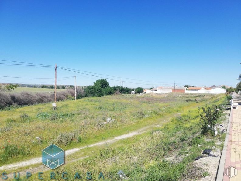 Land for sale at Calle Don Clemente, San Martín de Montalbán, Toledo, 45165 with plant, sky, tree, slope, land lot, vegetation, natural landscape, electricity, overhead power line and grass around