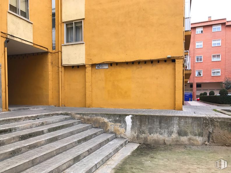 Retail for sale & for rent at Calle Virgen de las Angustias, 39, Ávila, 05005 with window, building, road surface, wood, asphalt, fixture, plant, tree, wall and rectangle around