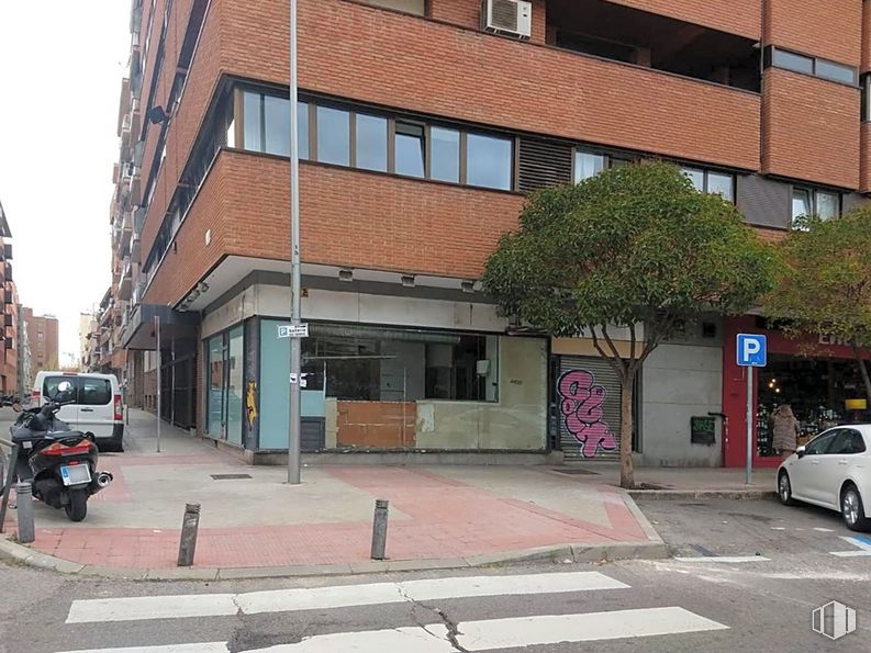 Local en alquiler en Calle Cochabamba, Chamartín, Madrid, 28016 con coche, edificio, motocicleta, rueda, propiedad, ventana, neumático, vehículo, superficie de la carretera y arquitectura alrededor