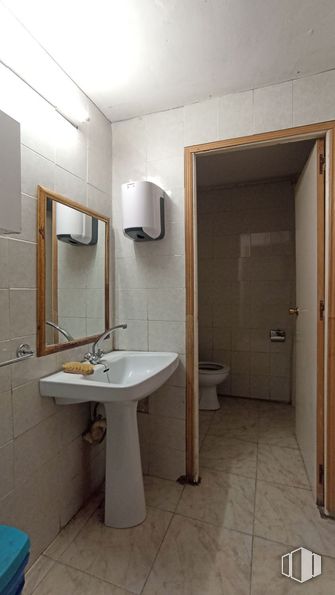 Retail for rent at Calle Nazaret, Fuenlabrada, Madrid, 28941 with sink, mirror, toilet, plumbing fixture, tap, bathroom sink, building, bathroom, fixture and interior design around