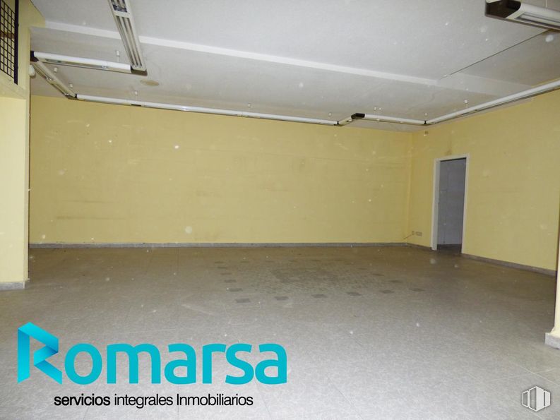 Retail for sale at Calle Eduardo Marquina, 31, Ávila, 05001 with door, flooring, floor, ceiling, hall, plaster, basement, fluorescent lamp and cleanliness around