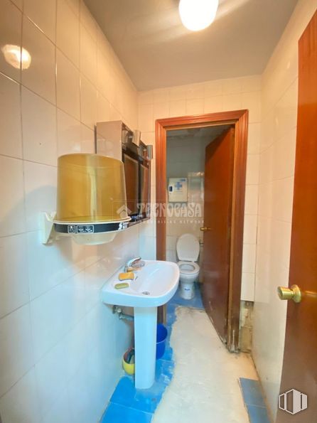 Local en venta en Zona Juan de la Cierva, Getafe, Madrid, 28903 con inodoro, propiedad, grifo, edificio, fregadero, cuarto de baño, madera, interiorismo, suelo y suelos alrededor