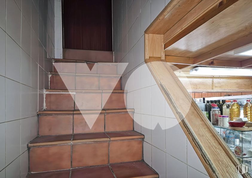 Retail for sale at Calle Melchor Fernández Almagro, Fuencarral - El Pardo, Madrid, 28029 with wood, flooring, floor, stairs, wood stain, hardwood, building material, tile, plywood and handrail around