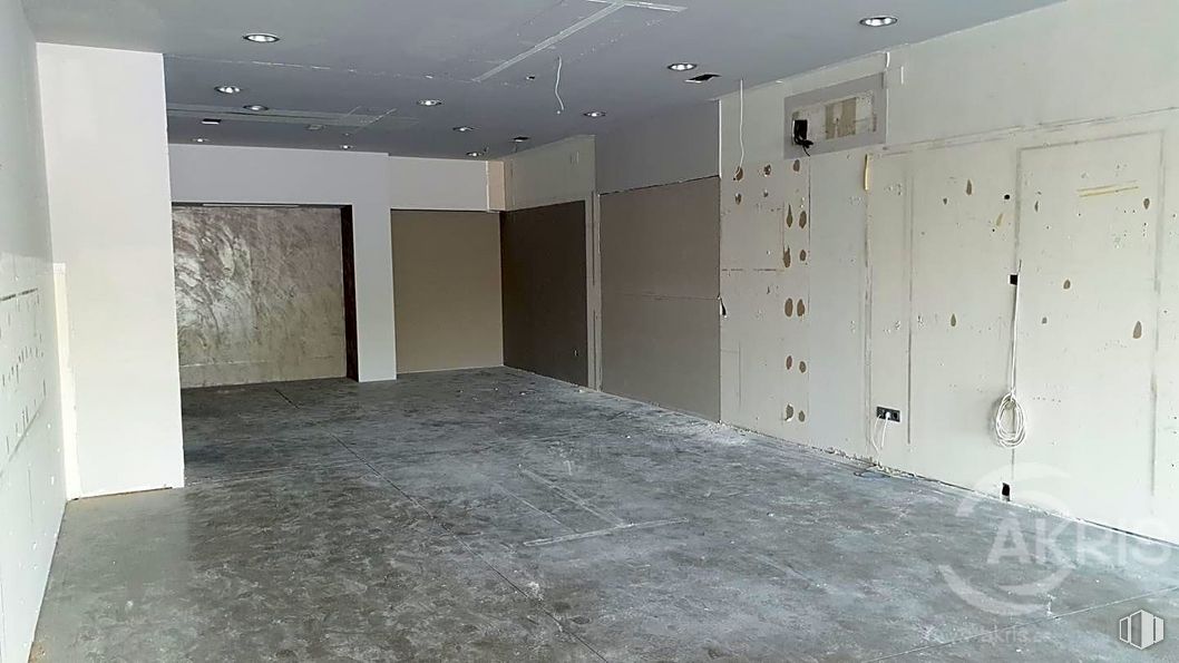 Retail for sale & for rent at Bulevar, Avenida Europa, Toledo, 45003 with fixture, lighting, interior design, architecture, flooring, floor, wood, paint, hall and material property around