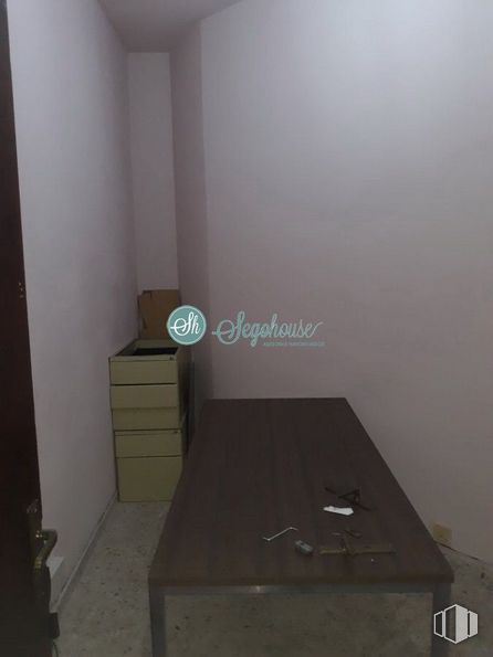 Local en venta en Zona El Salvador, Segovia, 40004 con mesa, ebanistería, mueble, edificio, comodidad, madera, casa, cajón, cajonera y gris alrededor