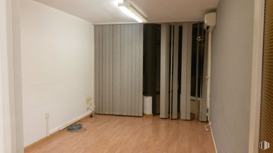 Oficina en alquiler en Calle Gobernador Fernández Jiménez, 4, Segovia, 40001 con alumbrado, edificio, madera, accesorio, pasillo, suelo, piso, casa, suelos laminados y madera alrededor