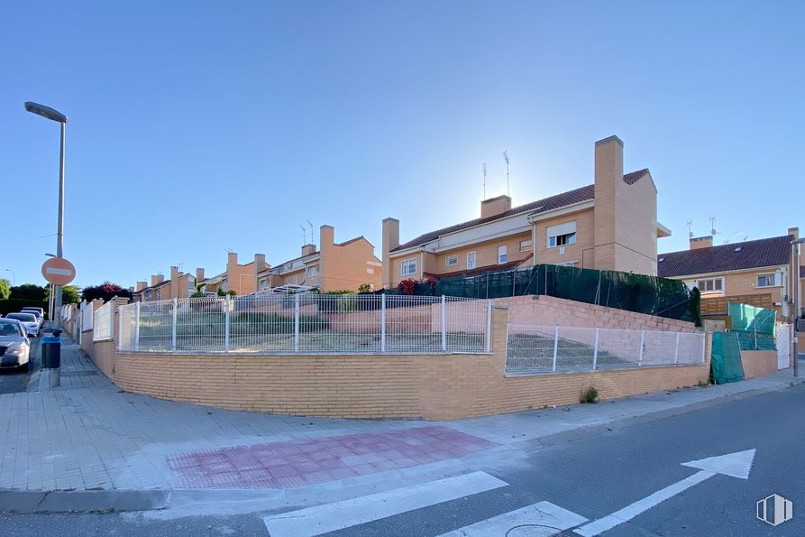 Land for sale at Calle Asia, 1, Villalbilla, Madrid, 28810 with street light, building, sky, asphalt, road surface, urban design, city, facade, sidewalk and mixed-use around