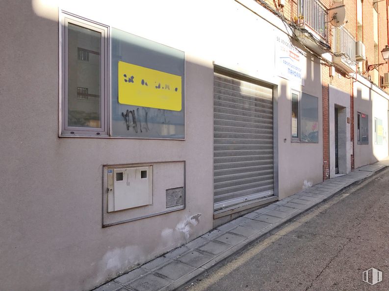 Office for sale at Calle Covarrubias, 18, Toledo, 45003 with window blind, window, building, asphalt, road surface, gas, facade, house, city and font around