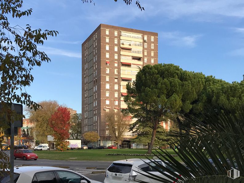 Local en venta en Zona Moratalaz, Moratalaz, Madrid, 28030 con edificio, coche, cielo, nube, planta, durante el día, propiedad, vehículo, árbol y diseño urbano alrededor