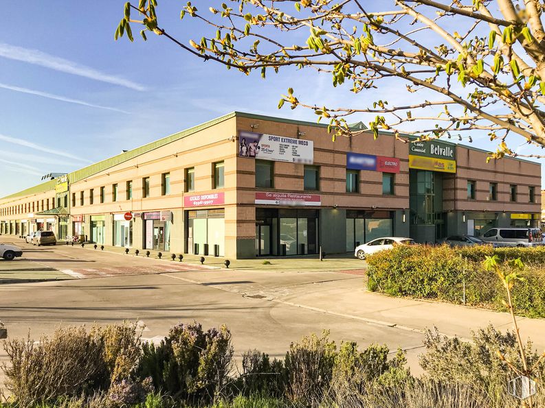 Oficina en alquiler en Calle Pinar, Meco, Madrid, 28880 con edificio, coche, cielo, planta, propiedad, ventana, vehículo, neumático, vecindario, barrio residencial y edificio comercial alrededor