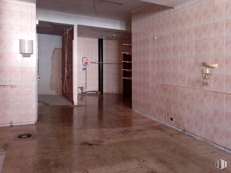 Retail for sale at Calle Capitán Cortés, 3, Cantalejo, Segovia, 40320 with lighting, fixture, interior design, wood, flooring, hall, floor, building material, brick and hardwood around