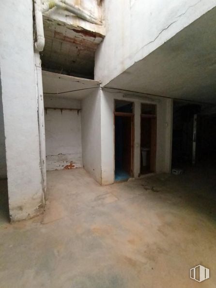 Retail for sale at Casco antiguo, Quintanar del Rey, Cuenca, 16220 with floor, composite material, flooring, fixture, wood, concrete, building material, hall, ceiling and plaster around