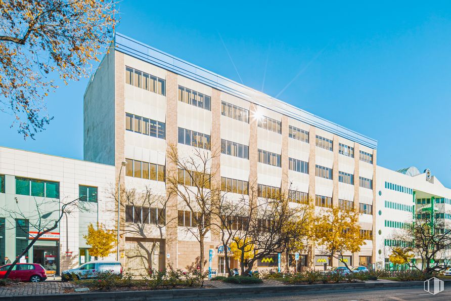 Office for rent at Calle Méndez Álvaro, 9 , Arganzuela, Madrid, 28045 with building, sky, daytime, plant, window, tower block, urban design, tree, condominium and neighbourhood around