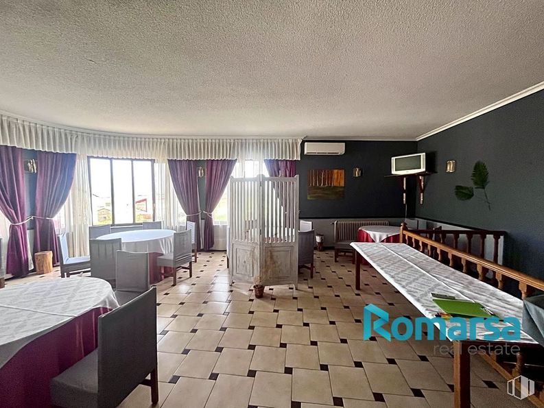 Local en alquiler y venta en Valle de Amblés, Muñogalindo, Ávila, 05530 con silla, mueble, ventana, mesa, propiedad, decoración, edificio, cortina, suelo y suelos alrededor