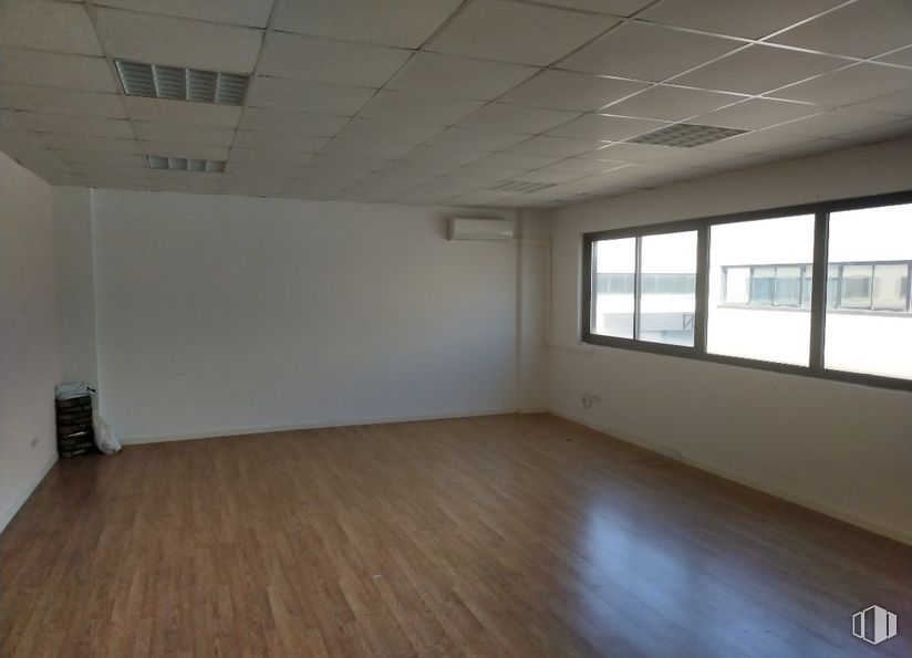 Nave en alquiler en Avenida Palmeras, Ciempozuelos, Madrid, 28350 con ventana, madera, hall, interiorismo, suelos, accesorio, suelo, sombra, suelo laminado y madera dura alrededor