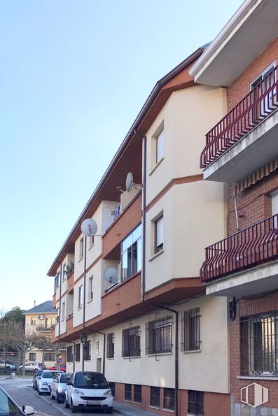 Retail for sale at Calle Iglesia, 11, El Escorial, Madrid, 28280 with car, window, building, sky, property, automotive parking light, vehicle, tire, wheel and architecture around