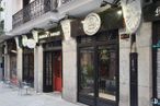 Retail for rent at Calle Cava de San Miguel, 6, Centro, Madrid, 28005 with chair, door, building, plant, architecture, facade, flowerpot, window, city and fixture around