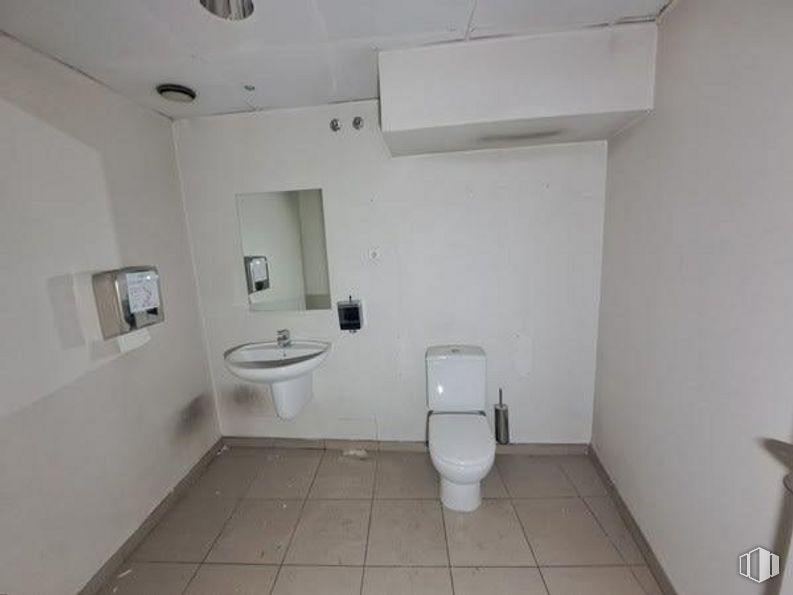 Retail for sale & for rent at Calle Ricardo Ortiz, Ciudad Lineal, Madrid, 28017 with toilet, sink, property, building, plumbing fixture, fixture, purple, toilet seat, bathroom and floor around