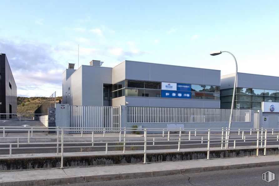 Industrial for sale at Calle Gonzalo Chacón, 84, Aranjuez, Madrid, 28300 with building, sky, cloud, street light, fence, asphalt, house, facade, window and urban design around