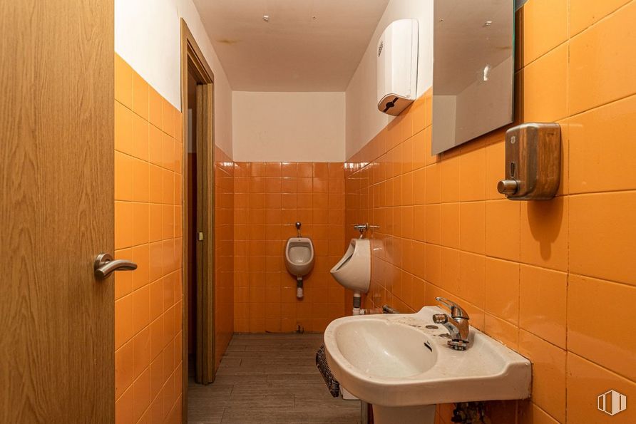 Local en alquiler y venta en Cuesta San Vicente, Moncloa - Aravaca, Madrid, 28008 con fregadero, marrón, edificio, grifo, espejo, accesorio de fontanería, lavabo de baño, baño, morado y alumbrado alrededor