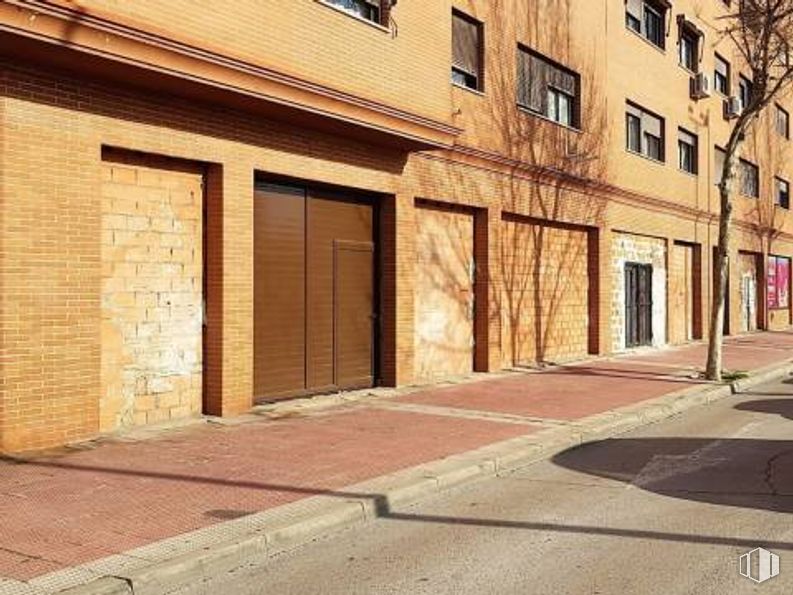 Local en venta en Avenida Las Lagunas, Parla, Madrid, 28990 con puerta, edificio, ventana, superficie de carretera, madera, ladrillo, sombra, asfalto, suelo y propiedad material alrededor