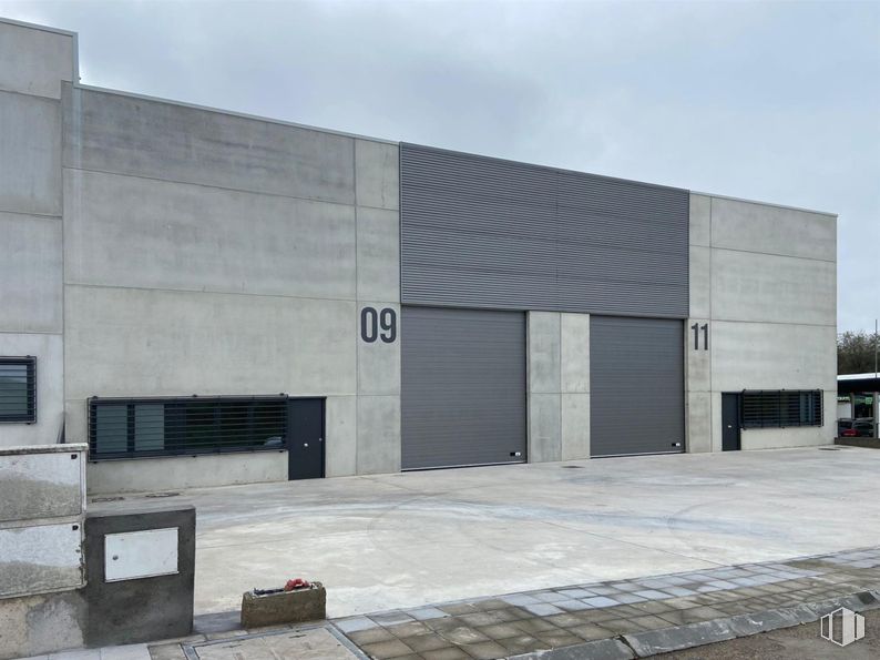 Industrial for rent at Calle Diego Martín, 9, Villalbilla, Madrid, 28810 with wall, composite material, concrete, grey, building material, engineering, design, headquarters, daylighting and garage door around