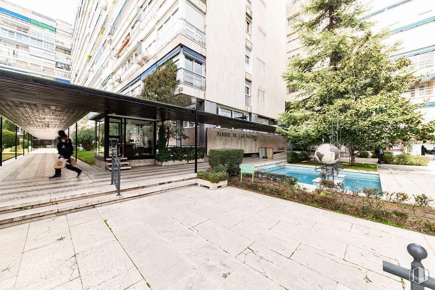 Oficina en venta en Calle Guzmán el Bueno, Chamberí, Madrid, 28003 con persona, edificio, planta, día, propiedad, árbol, diseño urbano, superficie de la carretera, condominio y bloque de torres alrededor