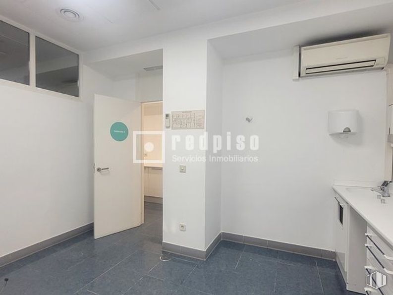 Local en alquiler en Calle Porto Lagos, Alcorcón, Madrid, 28924 con puerta, edificio, ebanistería, accesorio, mueble de baño, suelo, suelos, pared, fregadero y casa alrededor