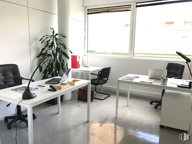 Office for rent at Calle Embajadores, 187, Arganzuela, Madrid, 28045 with table, houseplant, chair, lighting, furniture, property, window, plant, building and interior design around