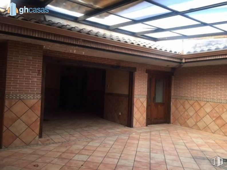 Retail for sale at Calle Real, Navalafuente, Madrid, 28729 with door, wood, flooring, floor, brickwork, brick, beam, shade, house and hardwood around