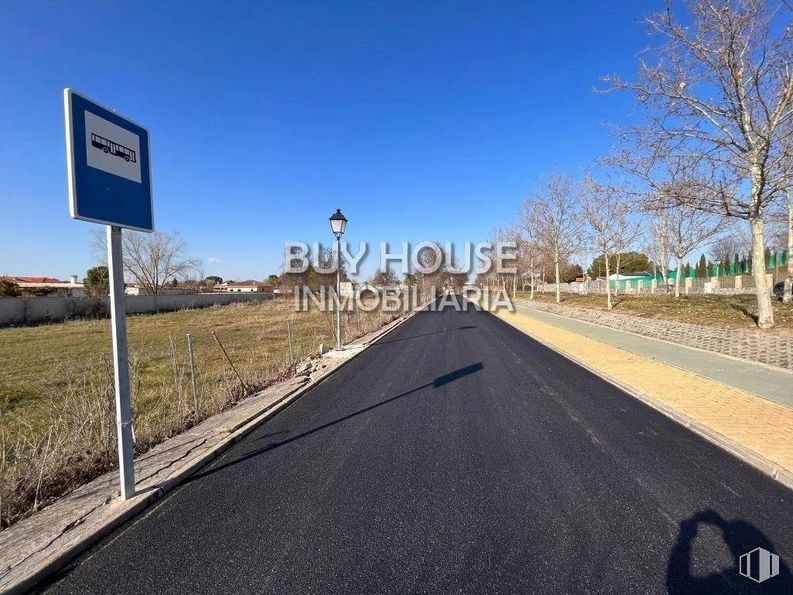 Suelo en venta en Urbanización Los Cisneros, Yeles, Toledo, 45220 con señal de tráfico, cielo, planta, superficie de la carretera, asfalto, árbol, lote de terreno, alquitrán, vía pública y carretera alrededor