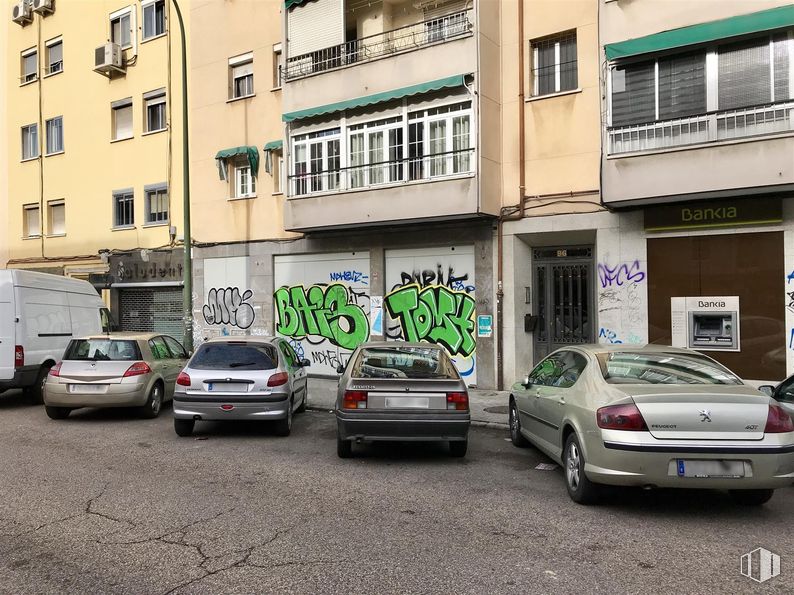 Retail for sale at Avenida Nuestra Señora de Valvanera, Carabanchel, Madrid, 28025 with car, van, wheel, tire, building, window, automotive parking light, land vehicle, vehicle and property around