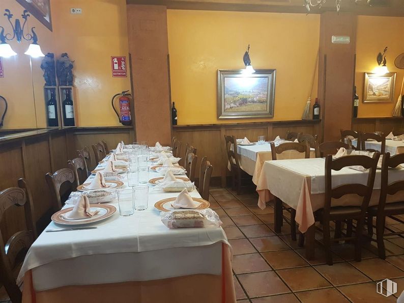 Local en alquiler y venta en Calle José Cadalso, Torrejón de Ardoz, Madrid, 28850 con silla, marco, vajilla, alumbrado, mesa de cocina y comedor, lámpara, mesa, mueble, mantel y interiorismo alrededor