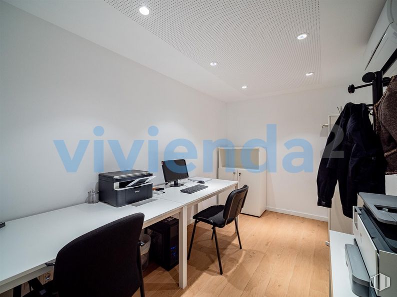 Oficina en venta en Plaza José Moreno Villa, Moncloa - Aravaca, Madrid, 28008 con silla, pantalla de ordenador, impresora, ropa de calle, escritorio, abrigo, ropa, electrodoméstico, mueble y mesa alrededor