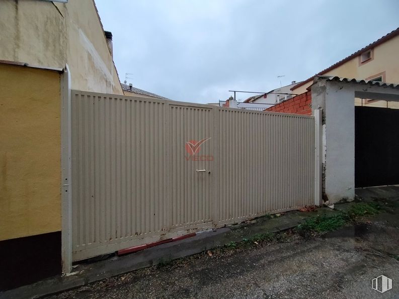 Local en venta en Centro, Huete, Cuenca, 16540 con pared, puerta, hormigón, puerta de garaje, calzada, garaje, material de construcción, callejón y vallado de viviendas alrededor