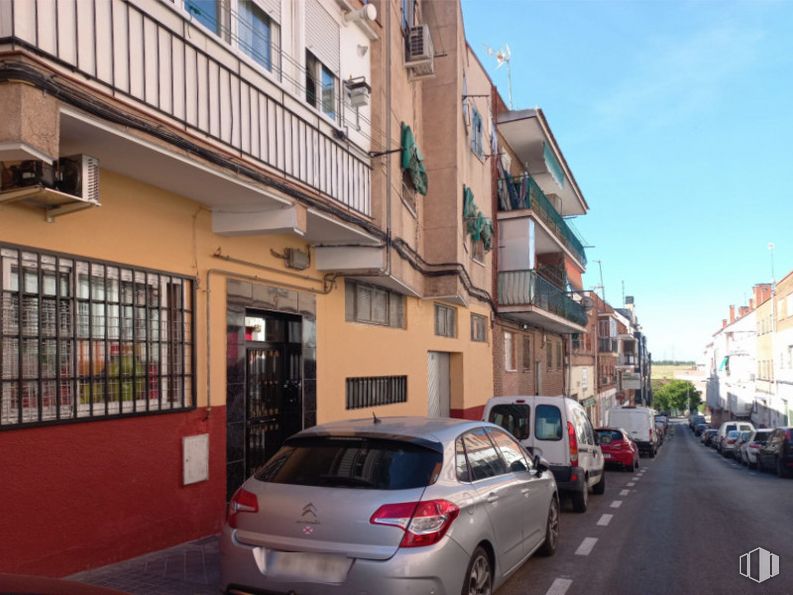 Local en venta en Zona La Fortuna, Leganés, Madrid, 28917 con coche, ventana, edificio, vehículo terrestre, neumático, rueda, vehículo, propiedad, matrícula del vehículo y cielo alrededor