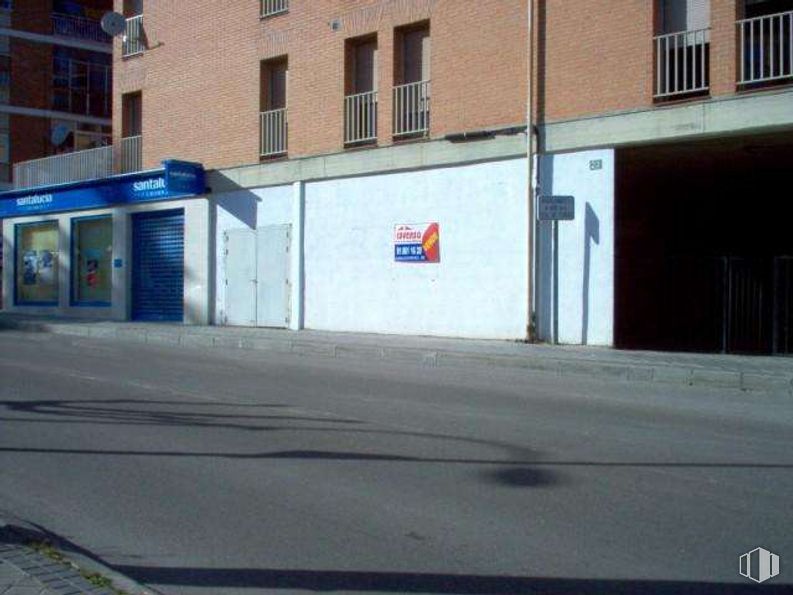 Retail for sale at San Martín de Valdeiglesias, San Martín de Valdeiglesias, Madrid, 28680 with building, window, asphalt, road surface, gas, facade, sidewalk, tints and shades, city and road around