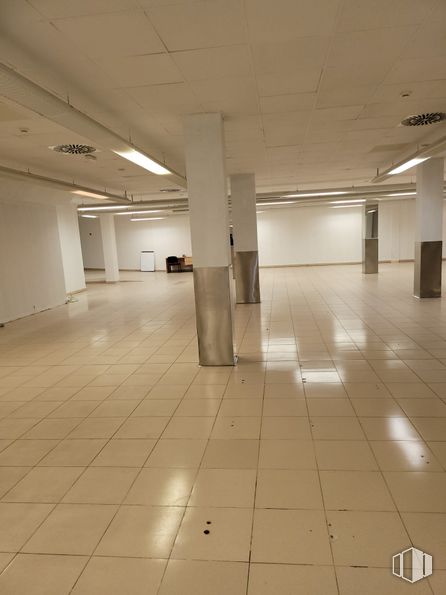 Retail for sale at Calle Don Quijote de la Mancha, Villarejo de Salvanés, Madrid, 28590 with fixture, floor, hall, flooring, tile flooring, ceiling, glass, space, composite material and event around