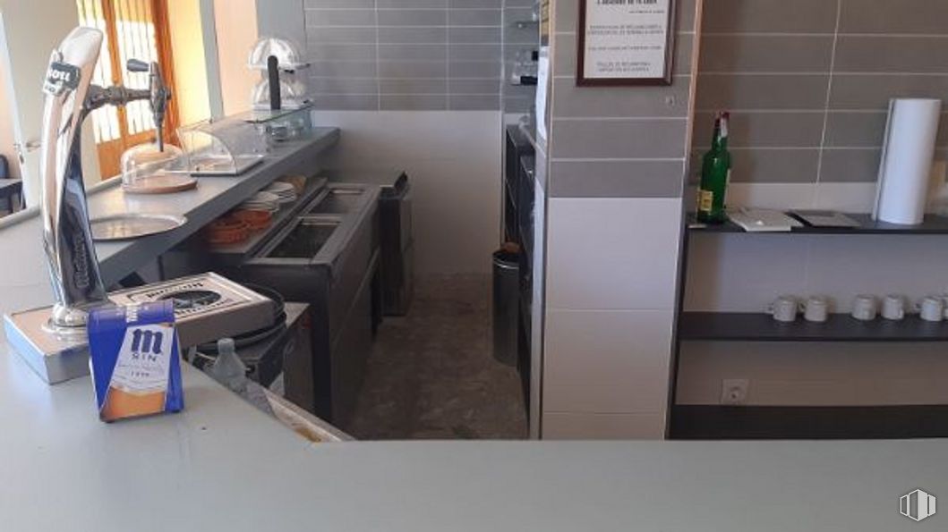 Retail for sale at Avenida de Gredos, Navalmoral, Ávila, 05120 with kitchen, sink, cabinetry, countertop, kitchen appliance, flooring, tap, floor, kitchen stove and home appliance around