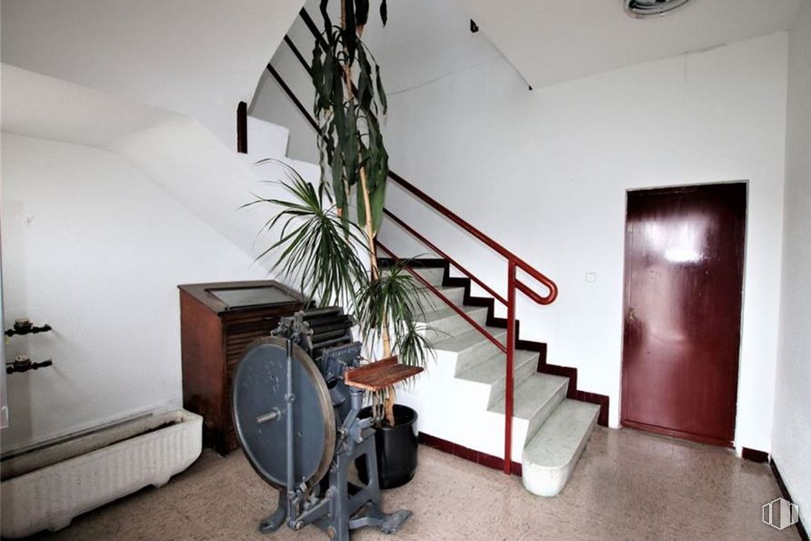 Nave en alquiler en Camino Pozo del Tío Raimundo, 29, Villa de Vallecas, Madrid, 28031 con edificio, madera, accesorio, planta, pavimento, piso, escaleras, planta de interior, casa y madera alrededor