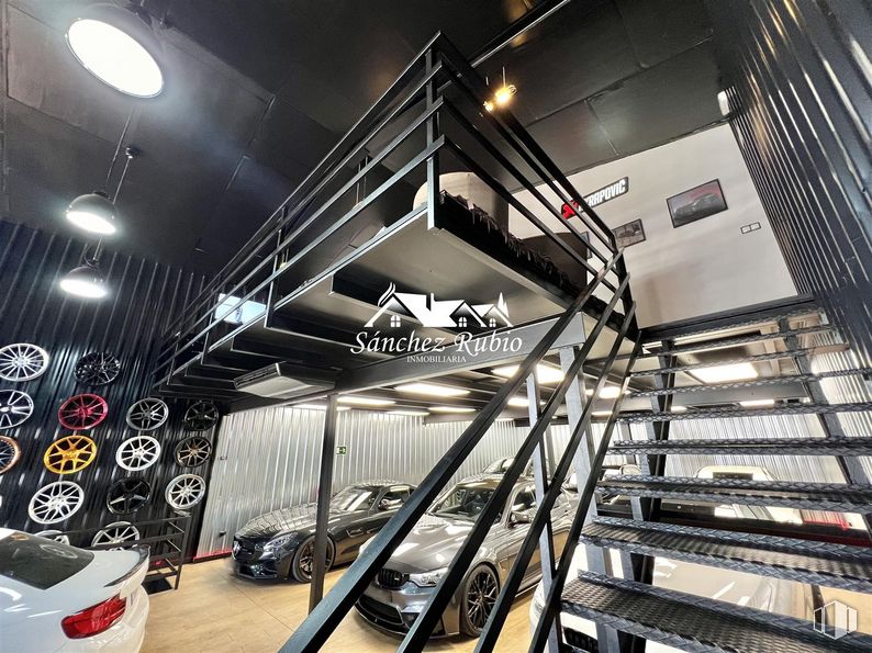 Nave en venta en Calle Malaquita, Collado Villalba, Madrid, 28400 con alumbrado, coche, neumático, edificio, luz, diseño automovilístico, rueda, capó, iluminación del automóvil y escaleras alrededor