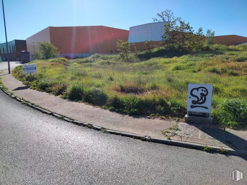 Land for sale at Polígono Suelo Urbanizable Industrial, Torija, Guadalajara, 19190 with plant, sky, road surface, asphalt, land lot, urban design, grass, tar, sidewalk and tree around