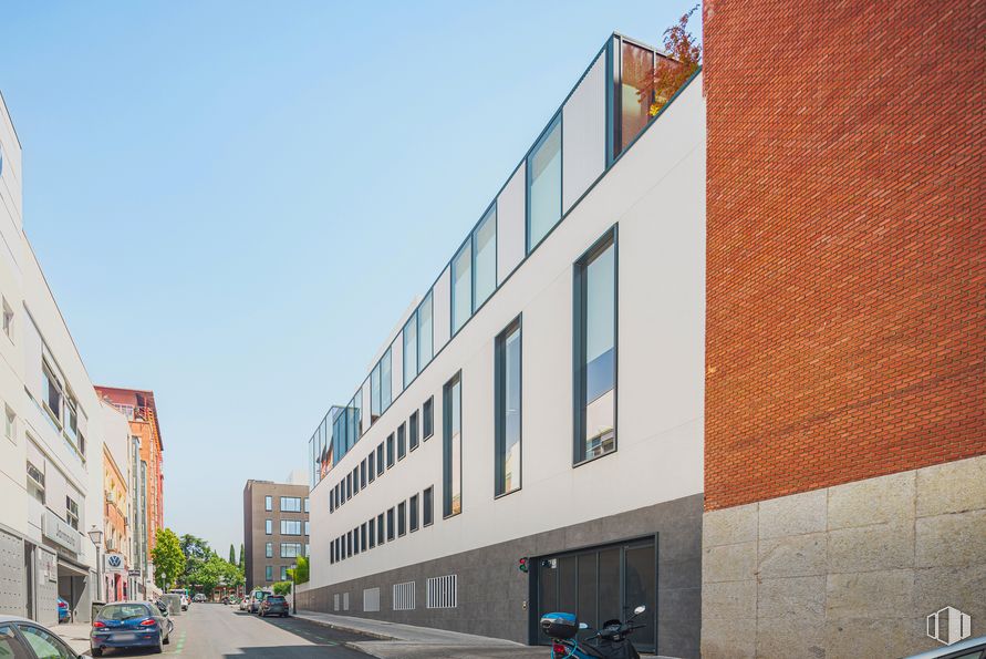 Office for rent at Calle Áncora, 40, Arganzuela, Madrid, 28045 with window, building, sky, urban design, vehicle, neighbourhood, wheel, residential area, facade and tower block around