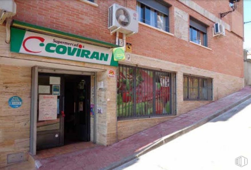 Local en venta en Calle San Miguel Arcángel, Montearagón, Toledo, 45555 con ventana, edificio, accesorio, puerta, barrio, ladrillo, fachada, inmobiliario, albañilería y ciudad alrededor