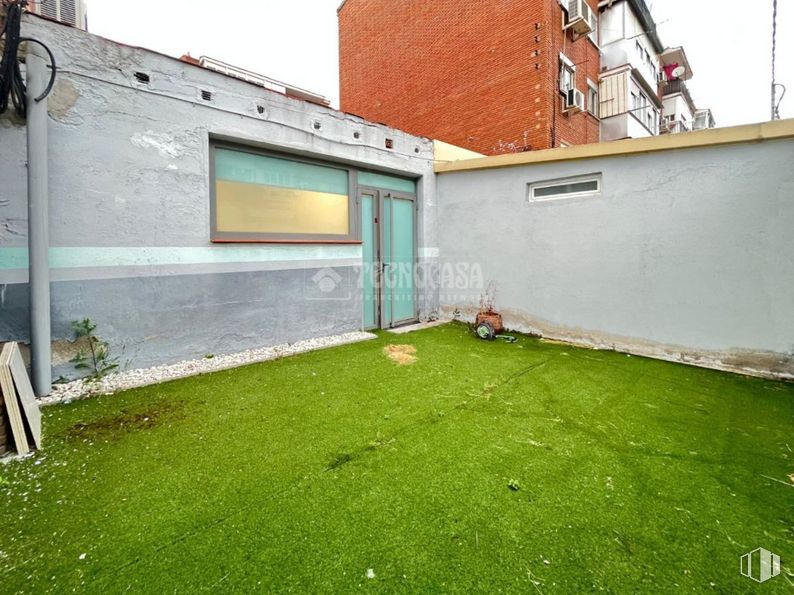 Retail for sale at Barrio San Nicasio, Leganés, Madrid, 28913 with door, house, window, sky, plant, land lot, building, grass, urban design and residential area around