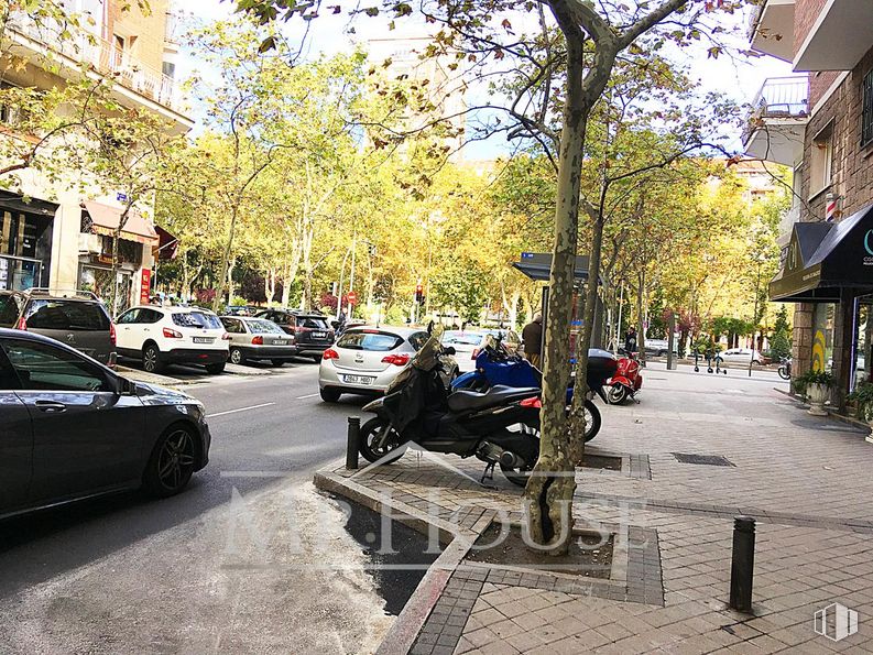 Local en venta en Avenida General Perón, Tetuán, Madrid, 28020 con coche, motocicleta, neumático, persona, rueda, vehículo, iluminación del automóvil, edificio, vehículo de motor y infraestructura alrededor