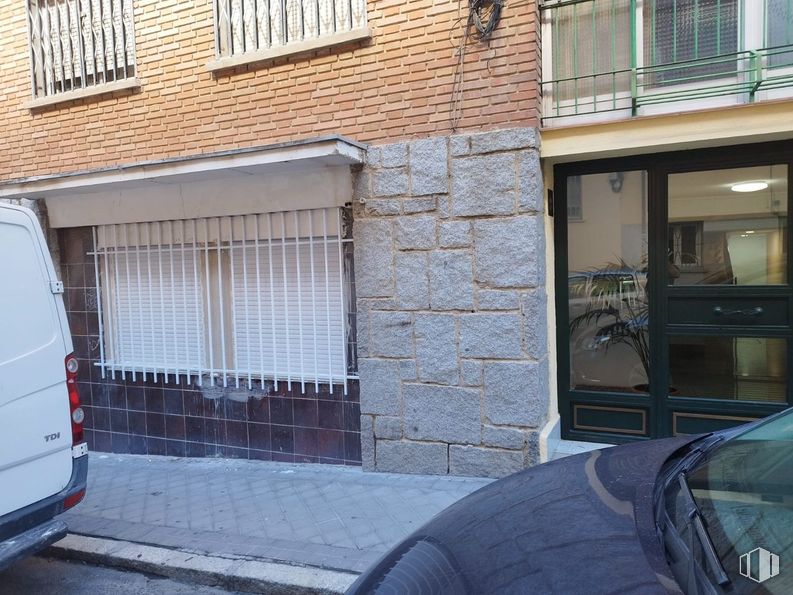 Retail for sale at Calle Risco de Peloche, Puente de Vallecas, Madrid, 28038 with car, window, van, property, vehicle, building, automotive lighting, motor vehicle, automotive exterior and architecture around