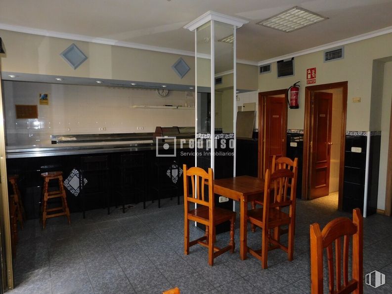 Local en venta en Zona Perales del Río, Getafe, Madrid, 28909 con silla, mesa de cocina y comedor, puerta, mesa, taburete, mueble, edificio, madera, interiorismo y suelo alrededor