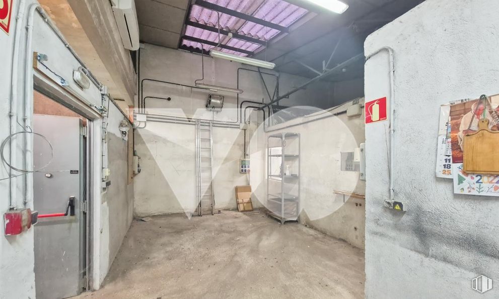 Retail for sale at Calle San Leopoldo, Tetuán, Madrid, 28029 with door, wall, flooring, floor, composite material, ceiling, concrete, metal, electrical supply and basement around